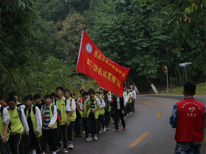 城关职中研学徒步活动 (7).JPG