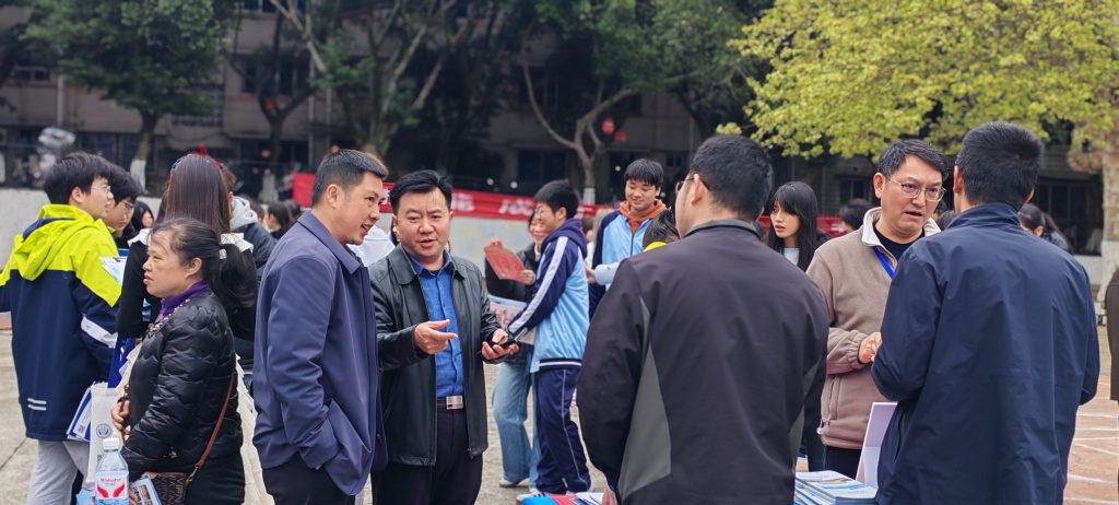 隆昌市城关职业中学成功承办内江市2026年高职单招现场宣传咨询会
